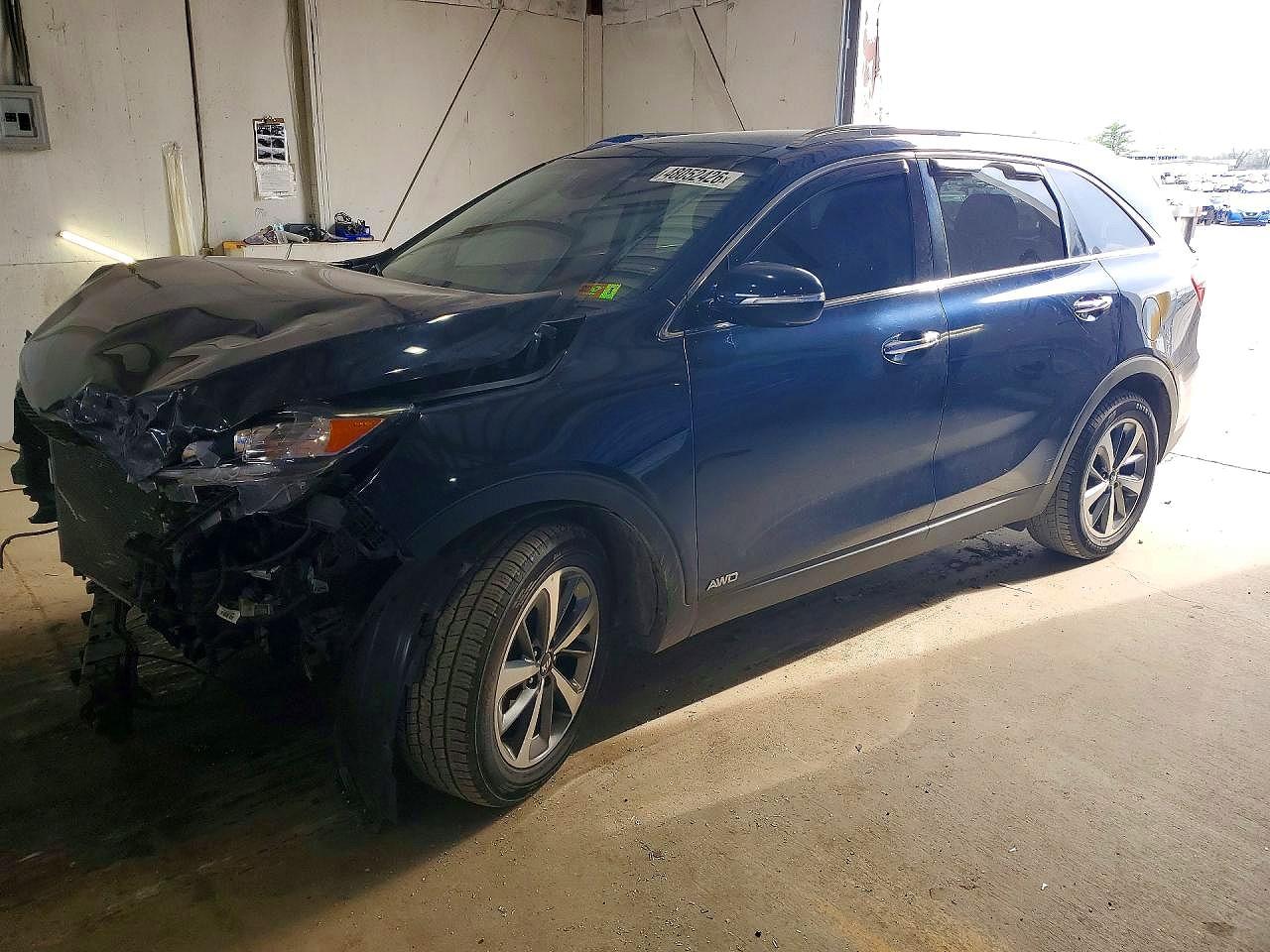 Salvage Kia Sorento Image