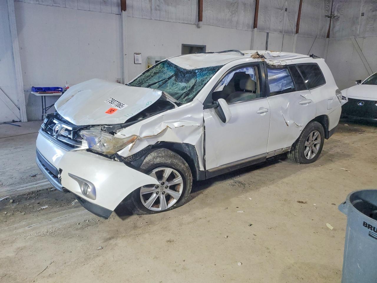 Salvage Toyota Highlander Image