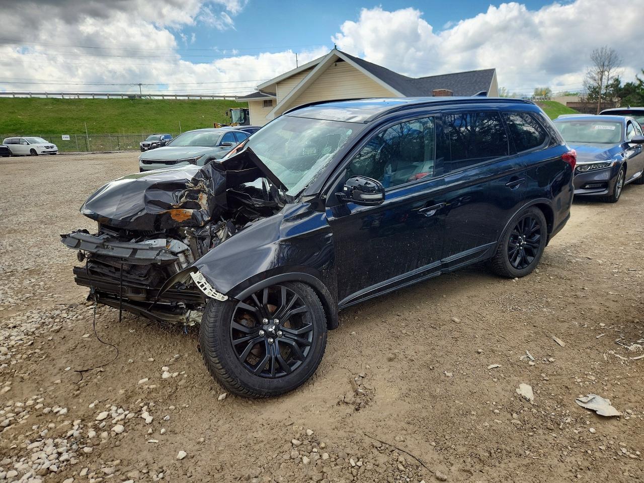 Salvage Mitsubishi Outlander Image