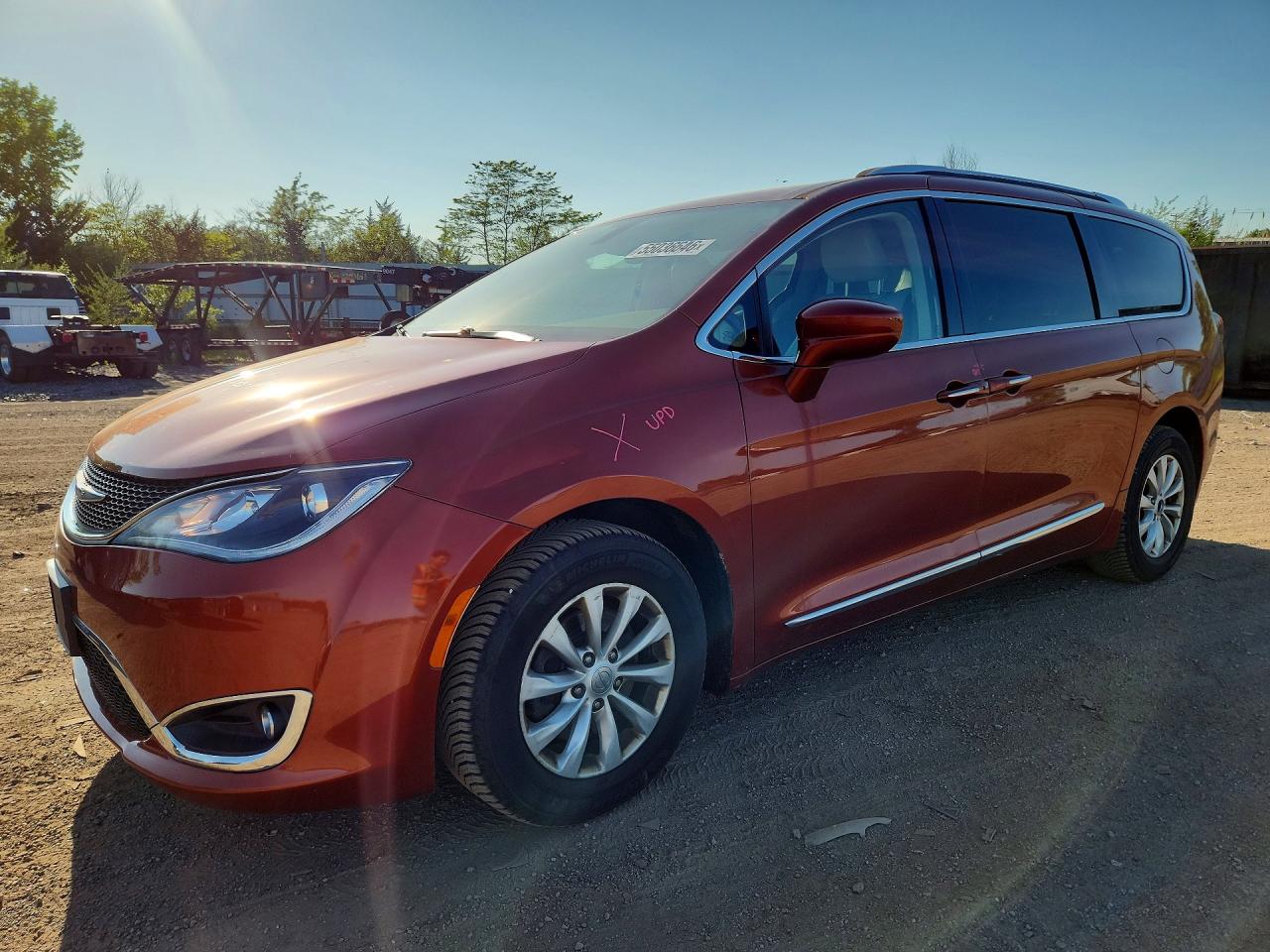 Salvage Chrysler Pacifica Image