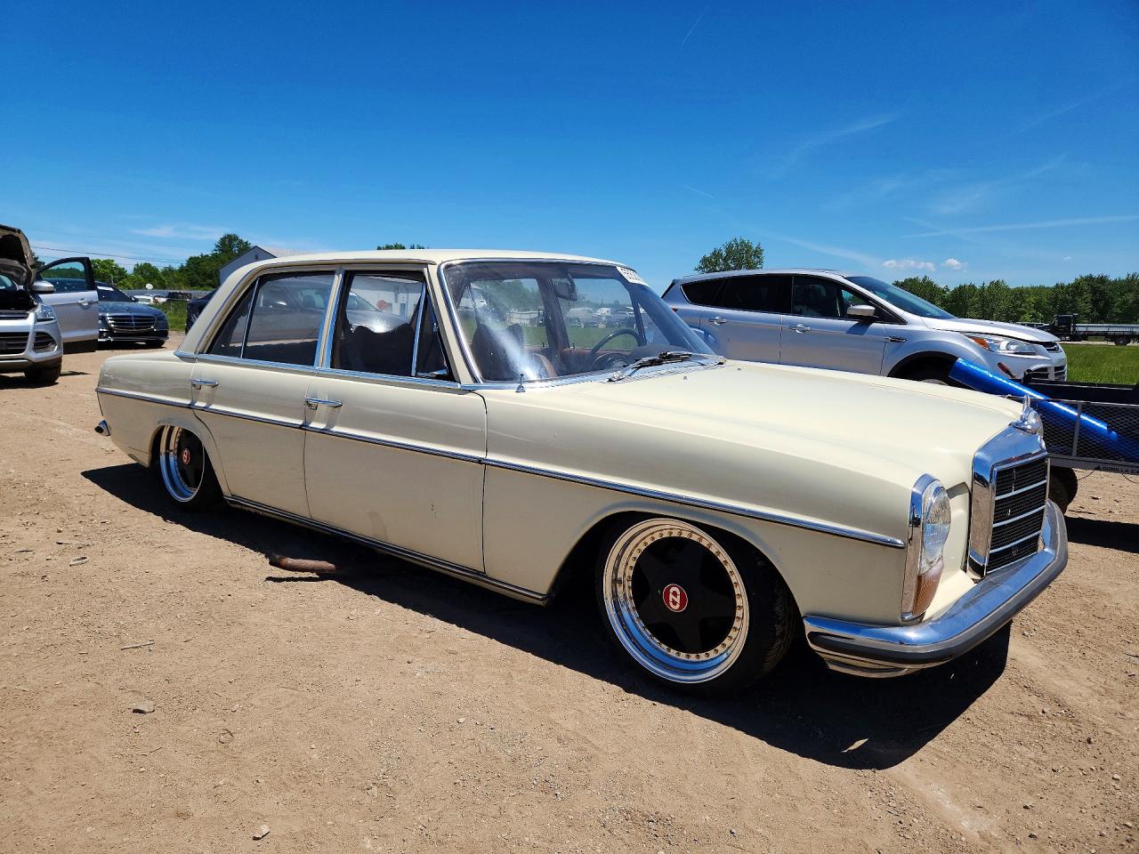 Mercedes-Benz 220 class