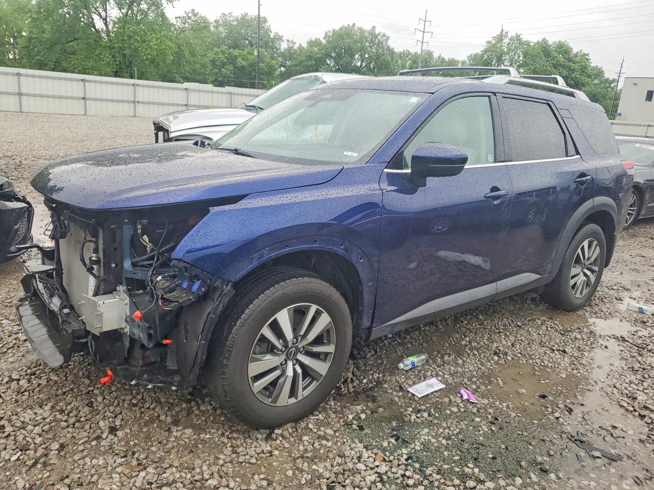 Salvage Nissan Pathfinder Image