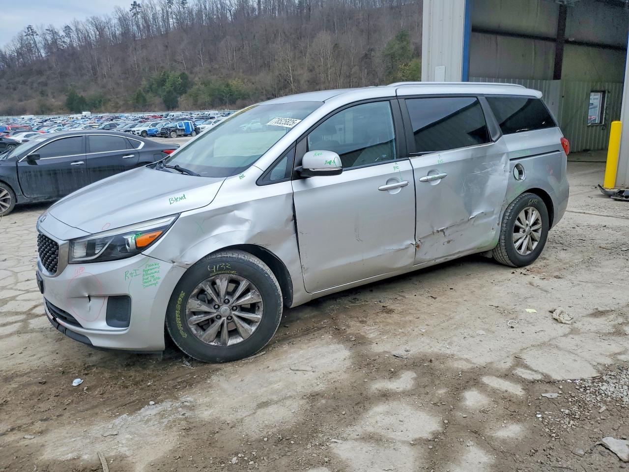 Salvage Kia Sedona Image
