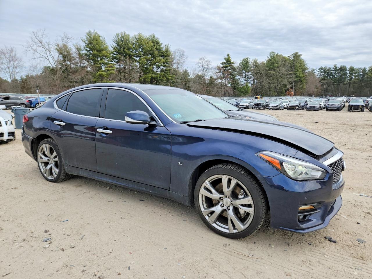 INFINITI Q70 3.7