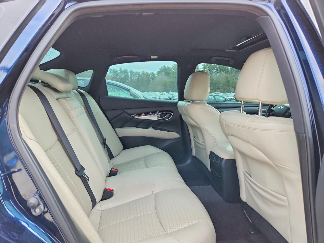 INFINITI Q70 3.7