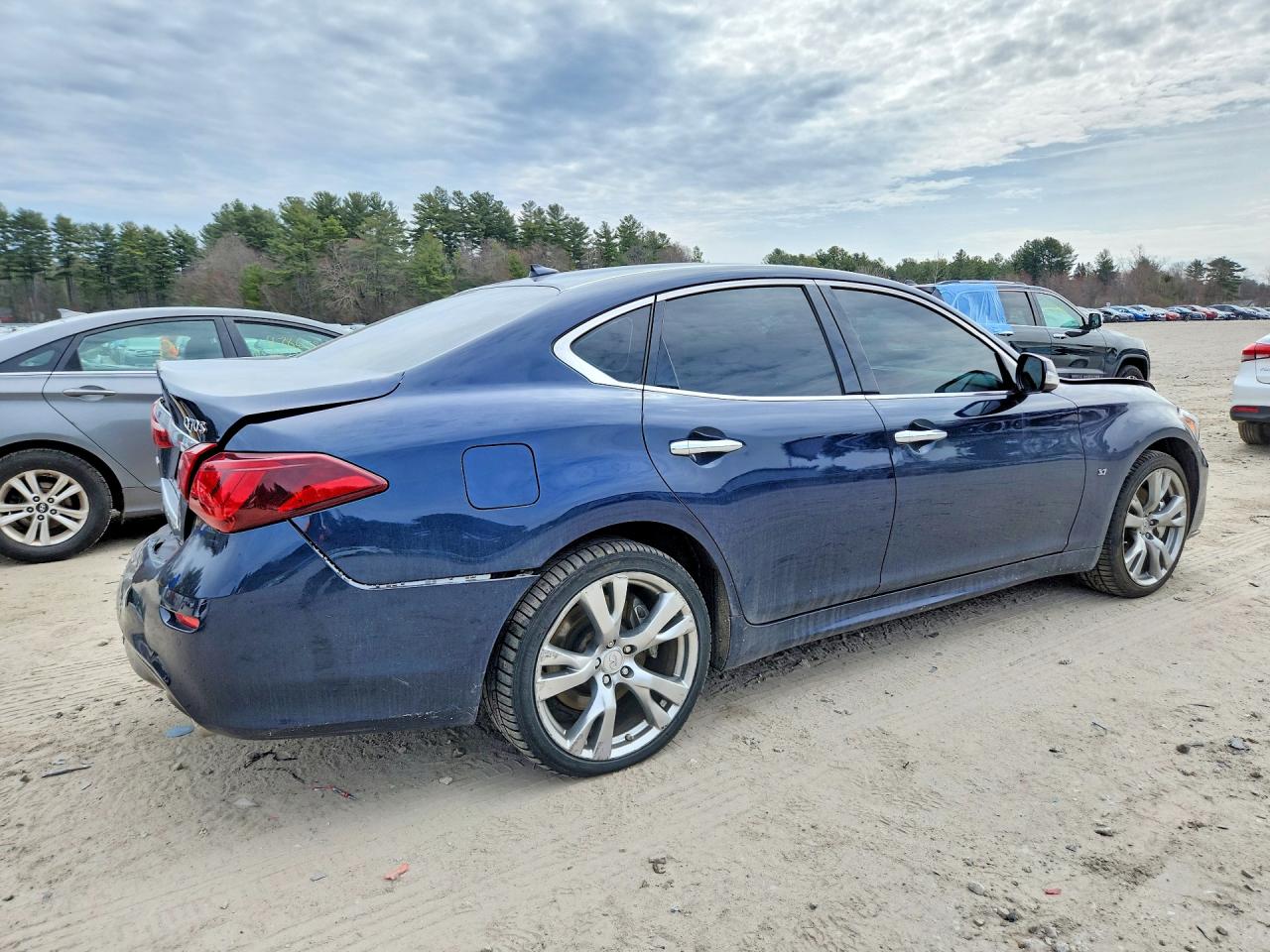 INFINITI Q70 3.7