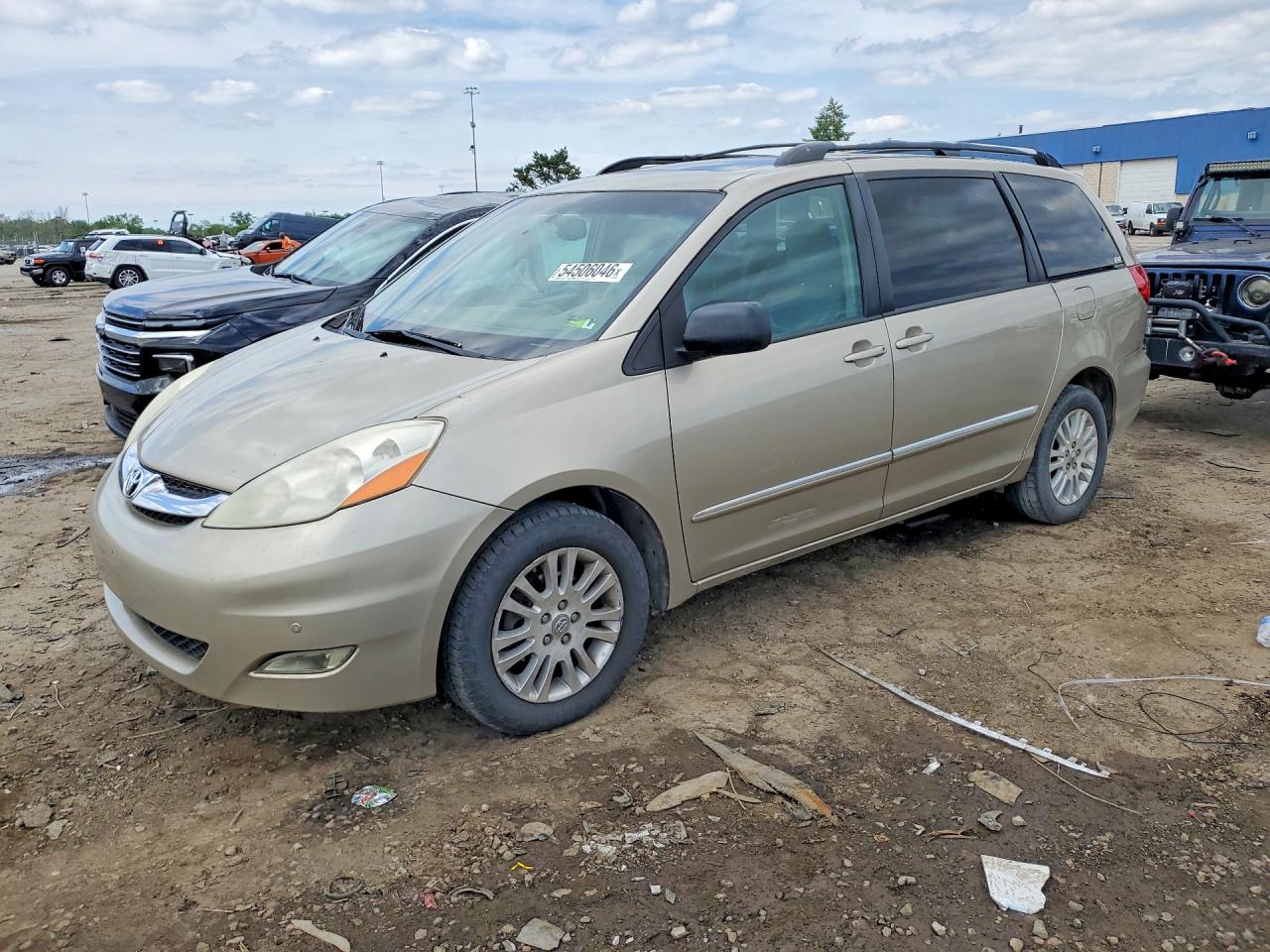 Salvage Toyota Sienna Image