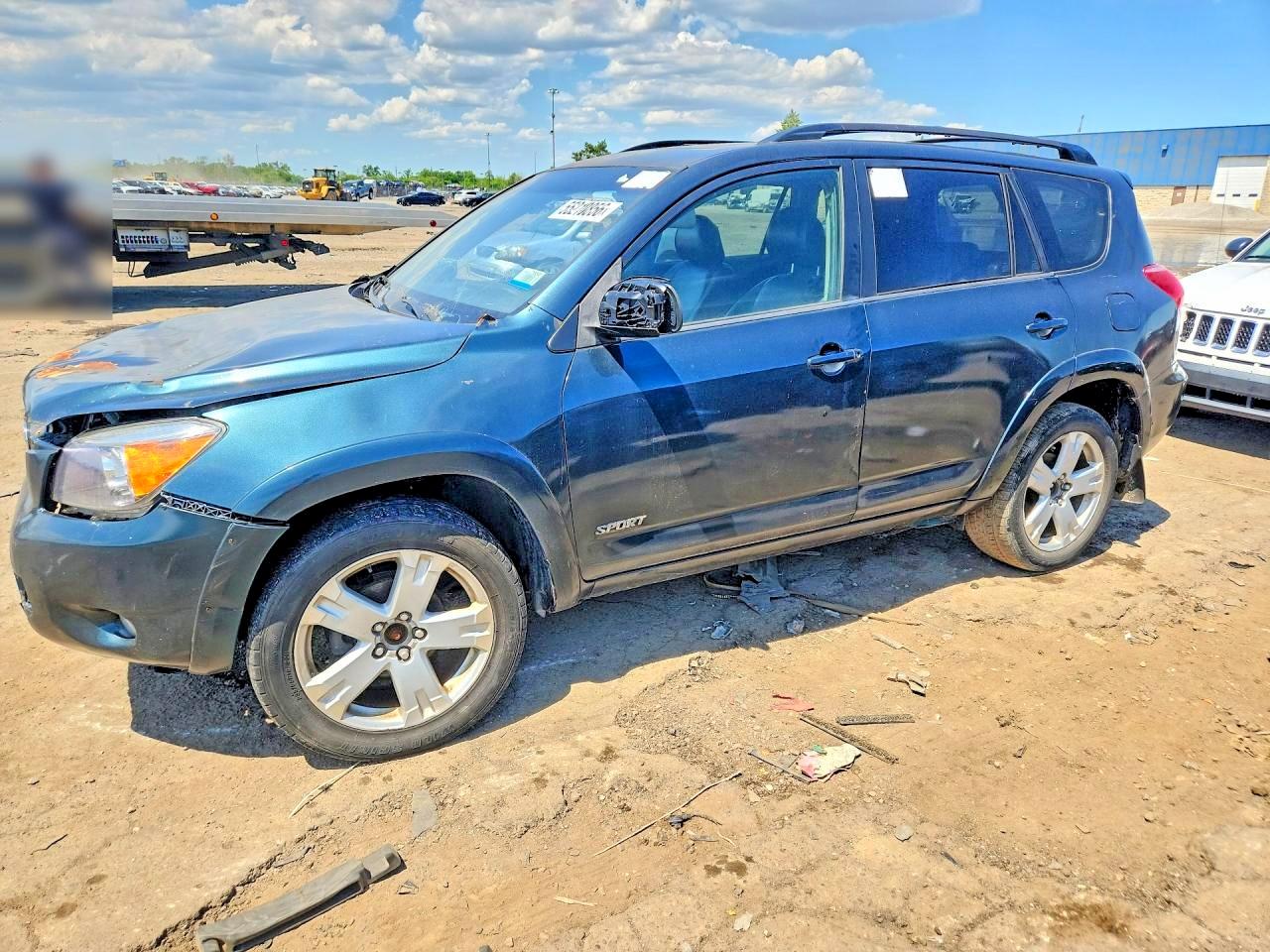 Salvage Toyota RAV4 Image