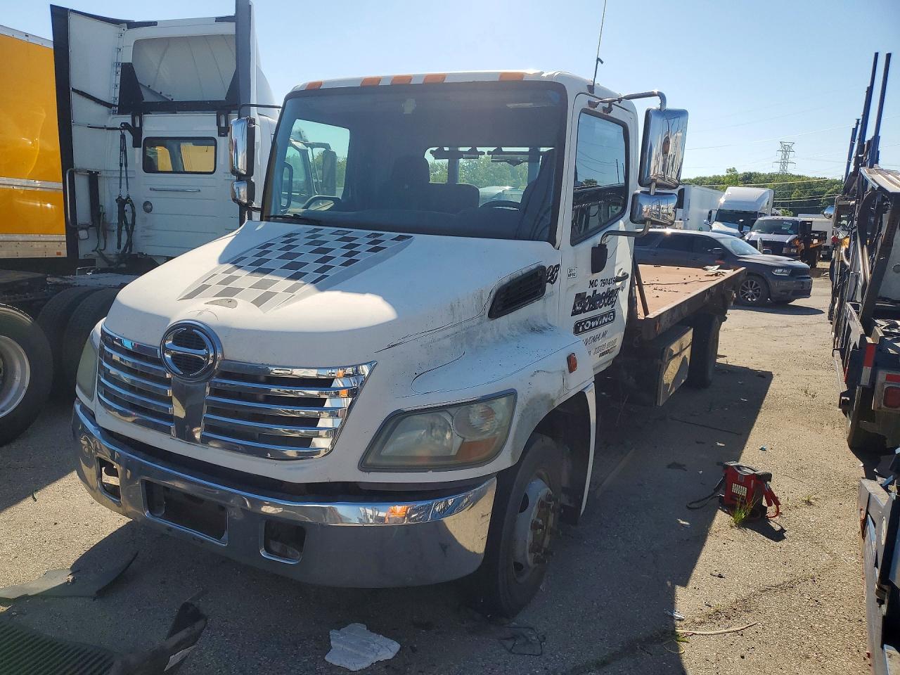 Salvage Hino 258 Image