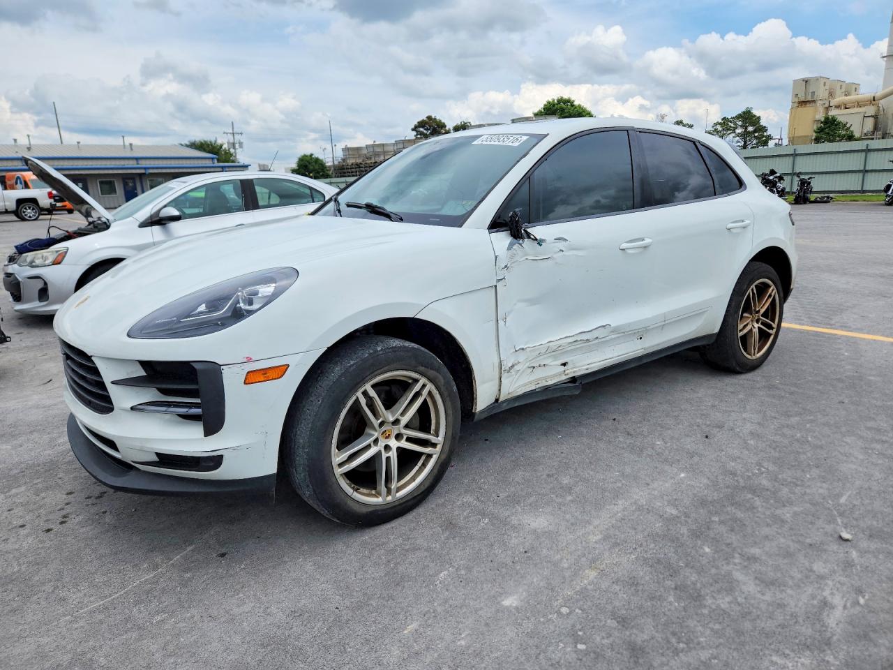 Salvage Porsche Macan Image