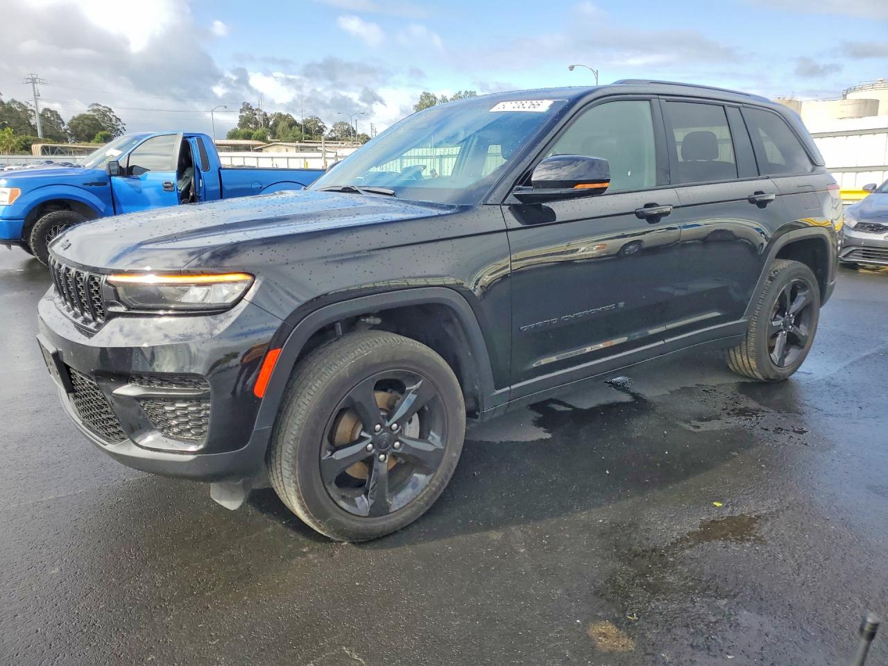 Salvage Jeep Cherokee Image