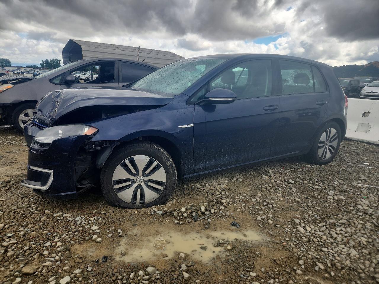 Salvage Volkswagen Golf Image