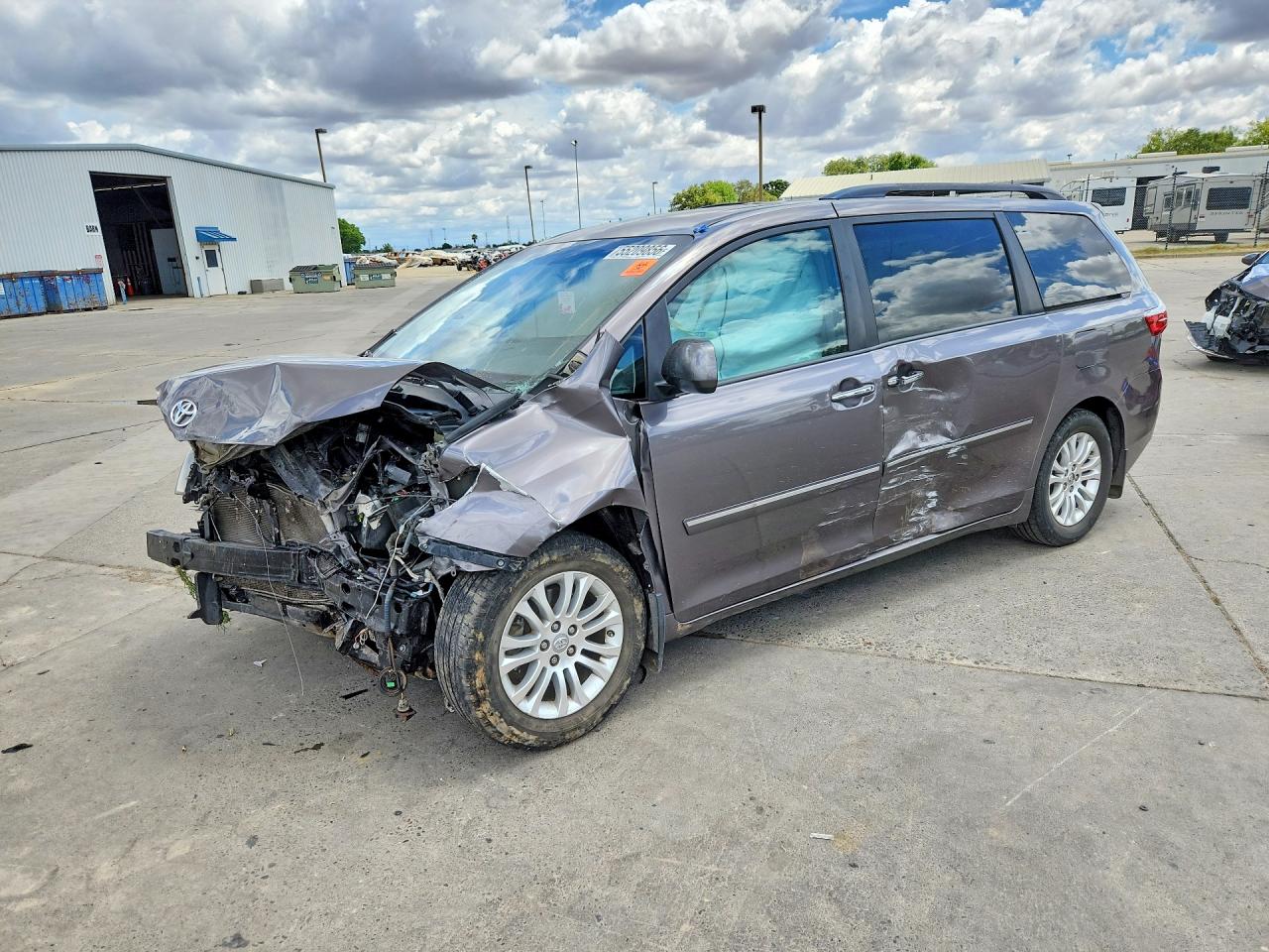 Salvage Toyota Sienna Image