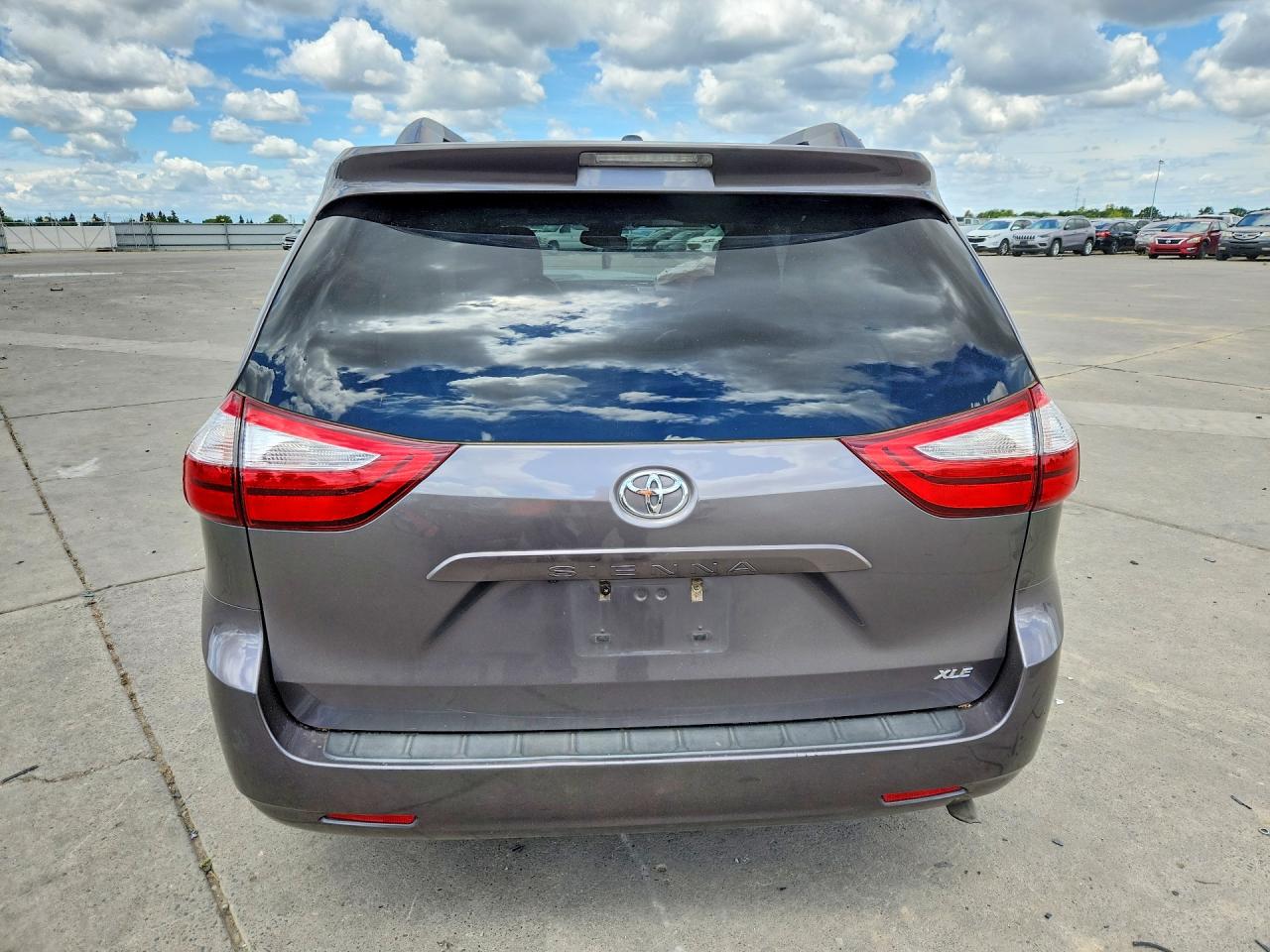 Toyota Sienna Xle 8-passenger