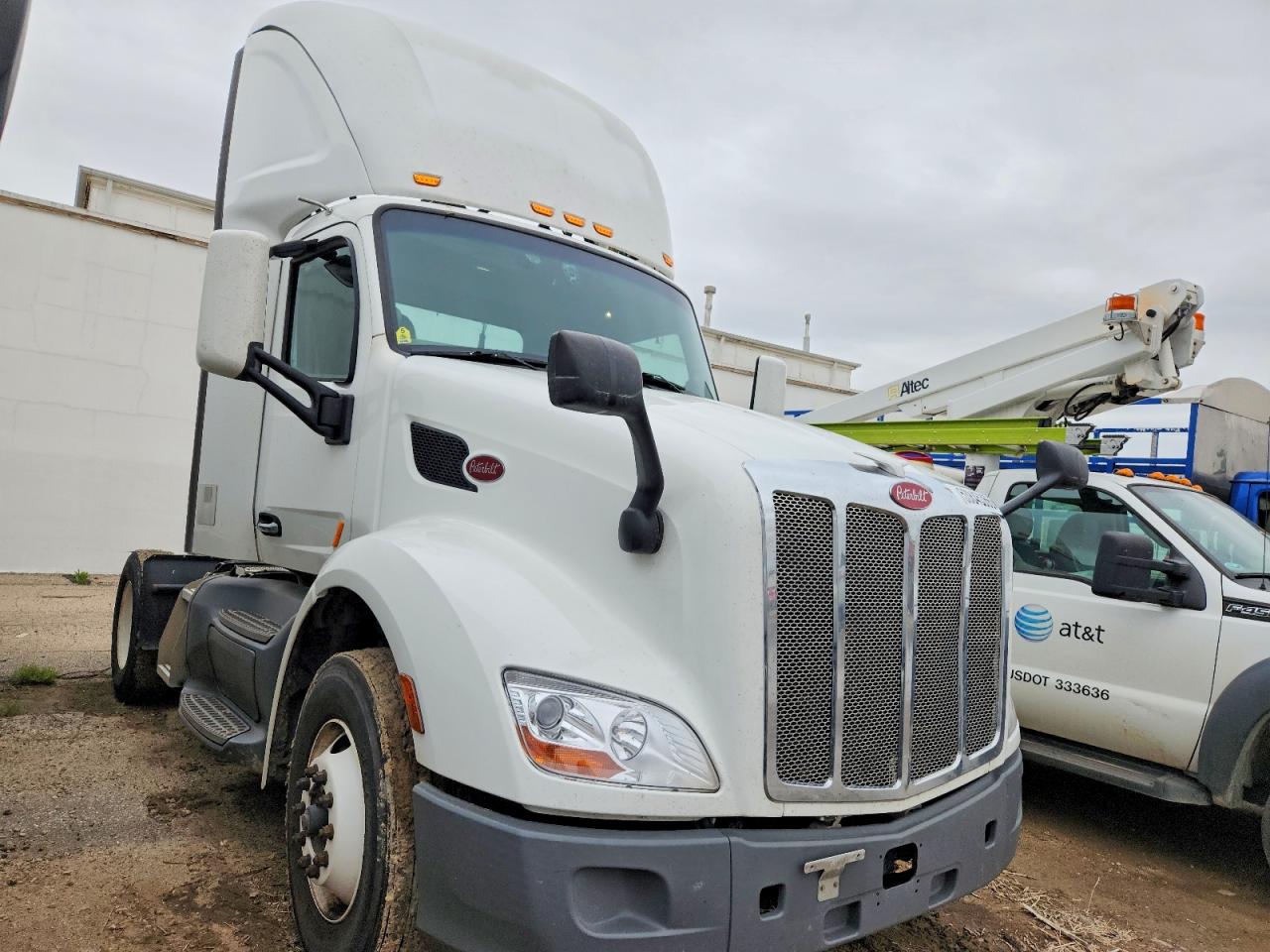 Salvage Peterbilt 579 Image