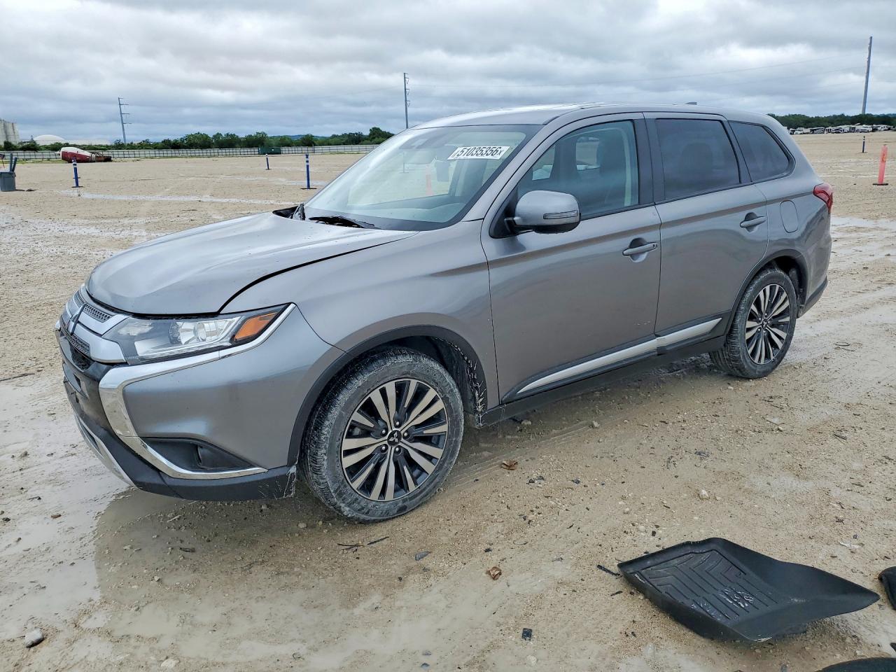 Salvage Mitsubishi Outlander Image