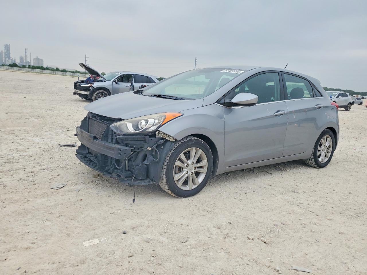 Salvage Hyundai ELANTRA Image