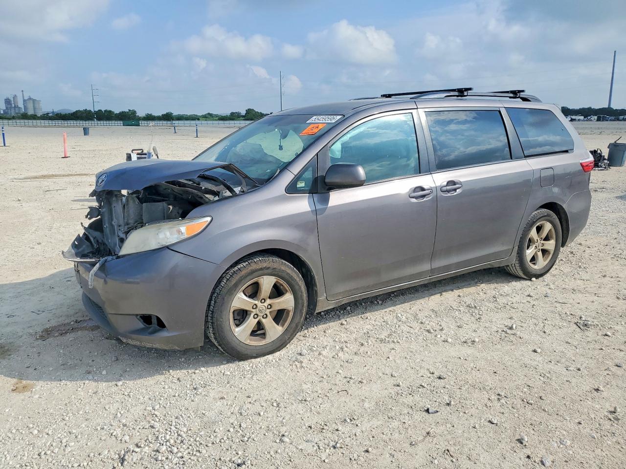 Salvage Toyota Sienna Image