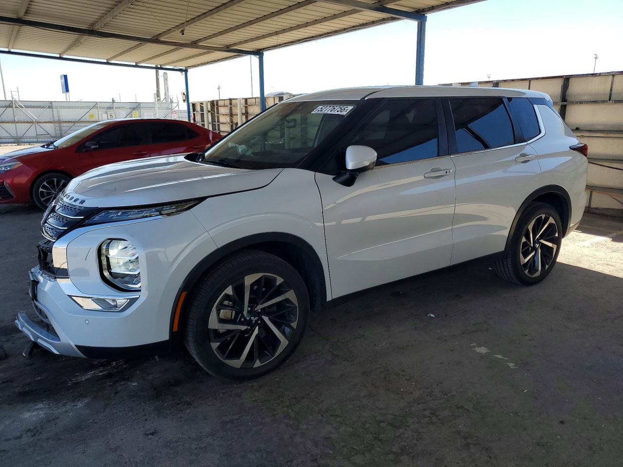 Salvage Mitsubishi Outlander Image