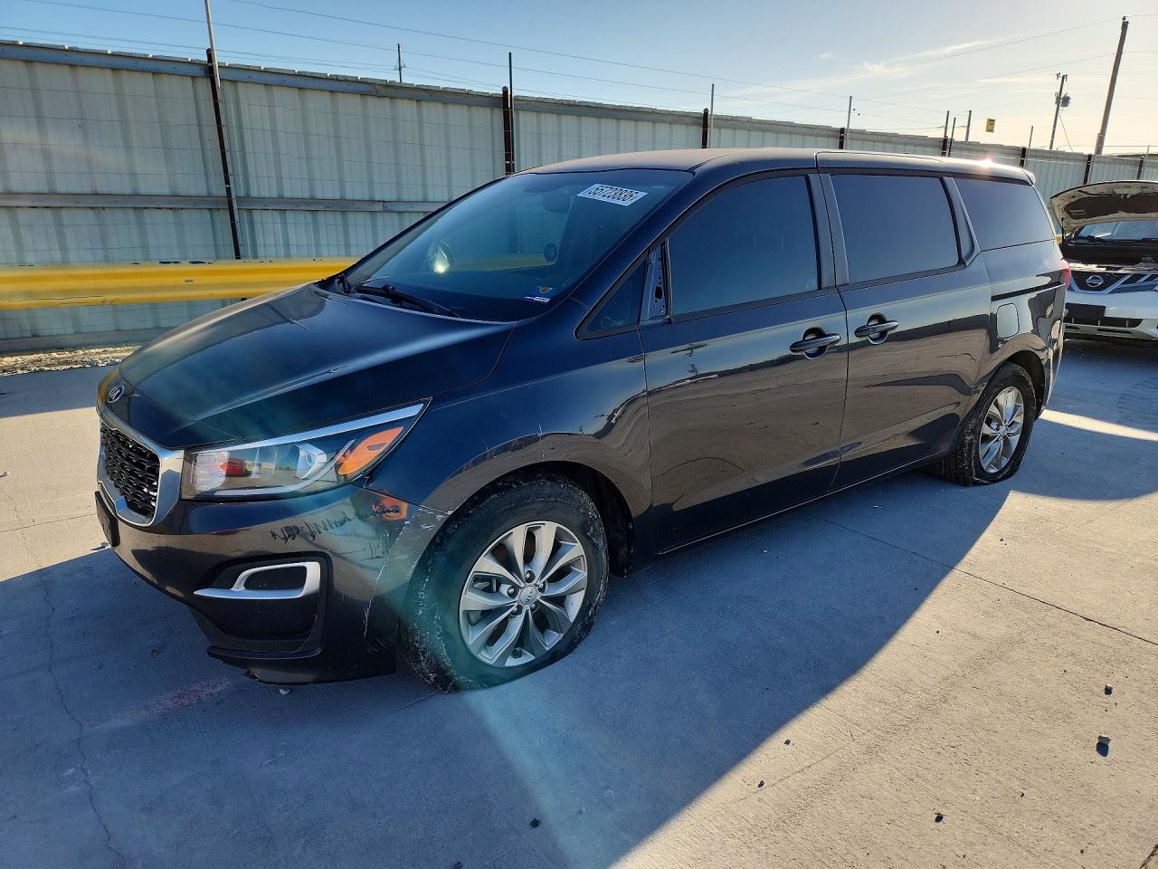 Salvage Kia Sedona Image