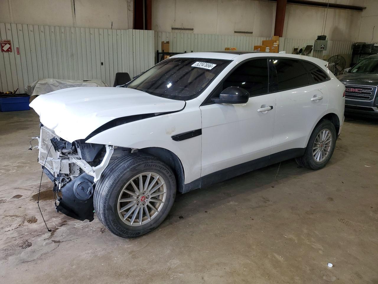 Salvage Jaguar F-PACE Image