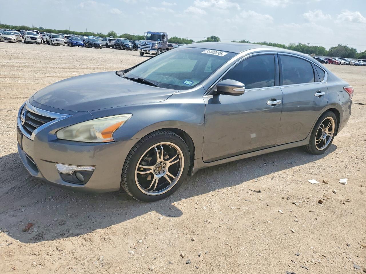 Salvage Nissan Altima Image