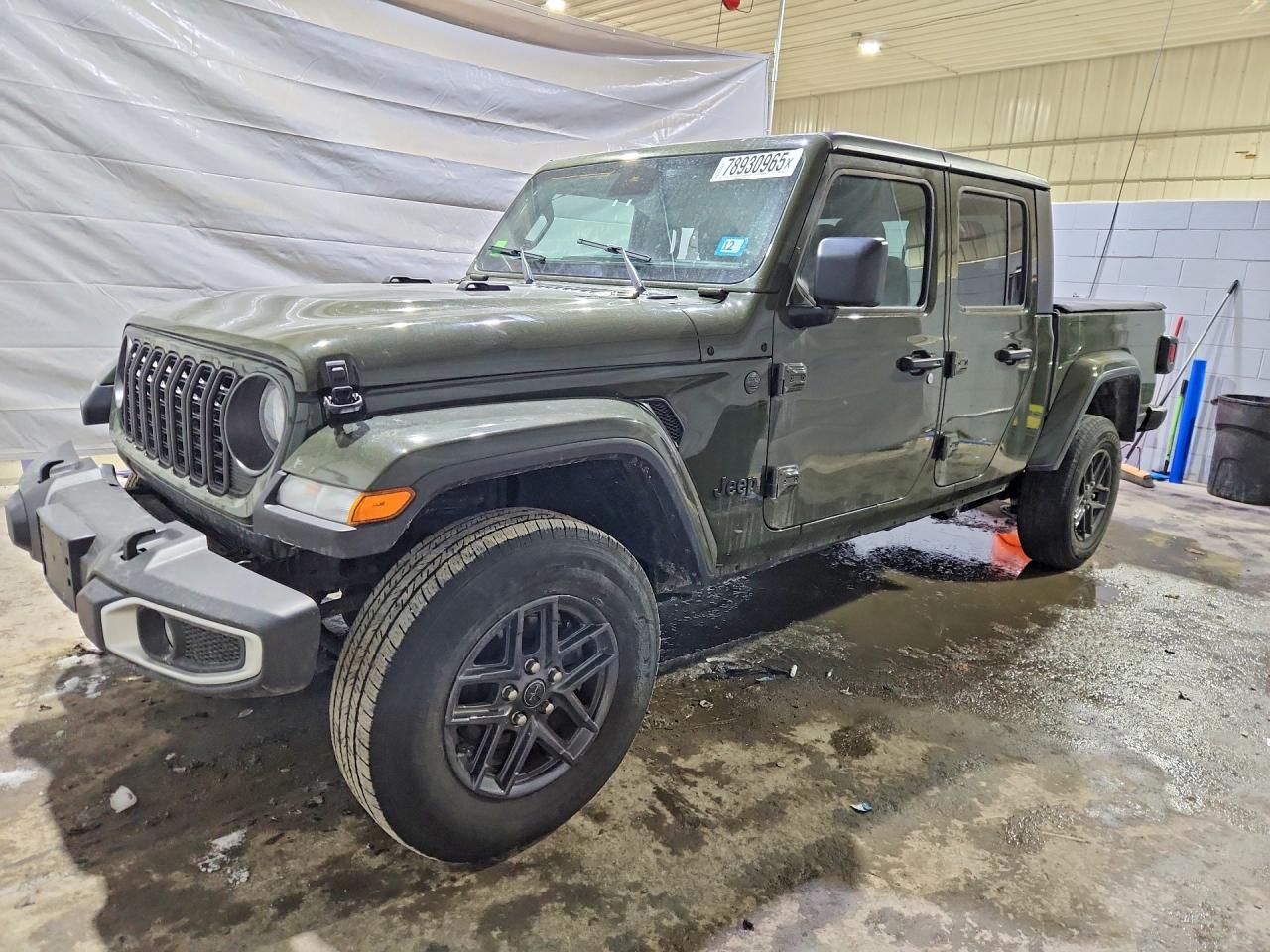Salvage Jeep Gladiator Image