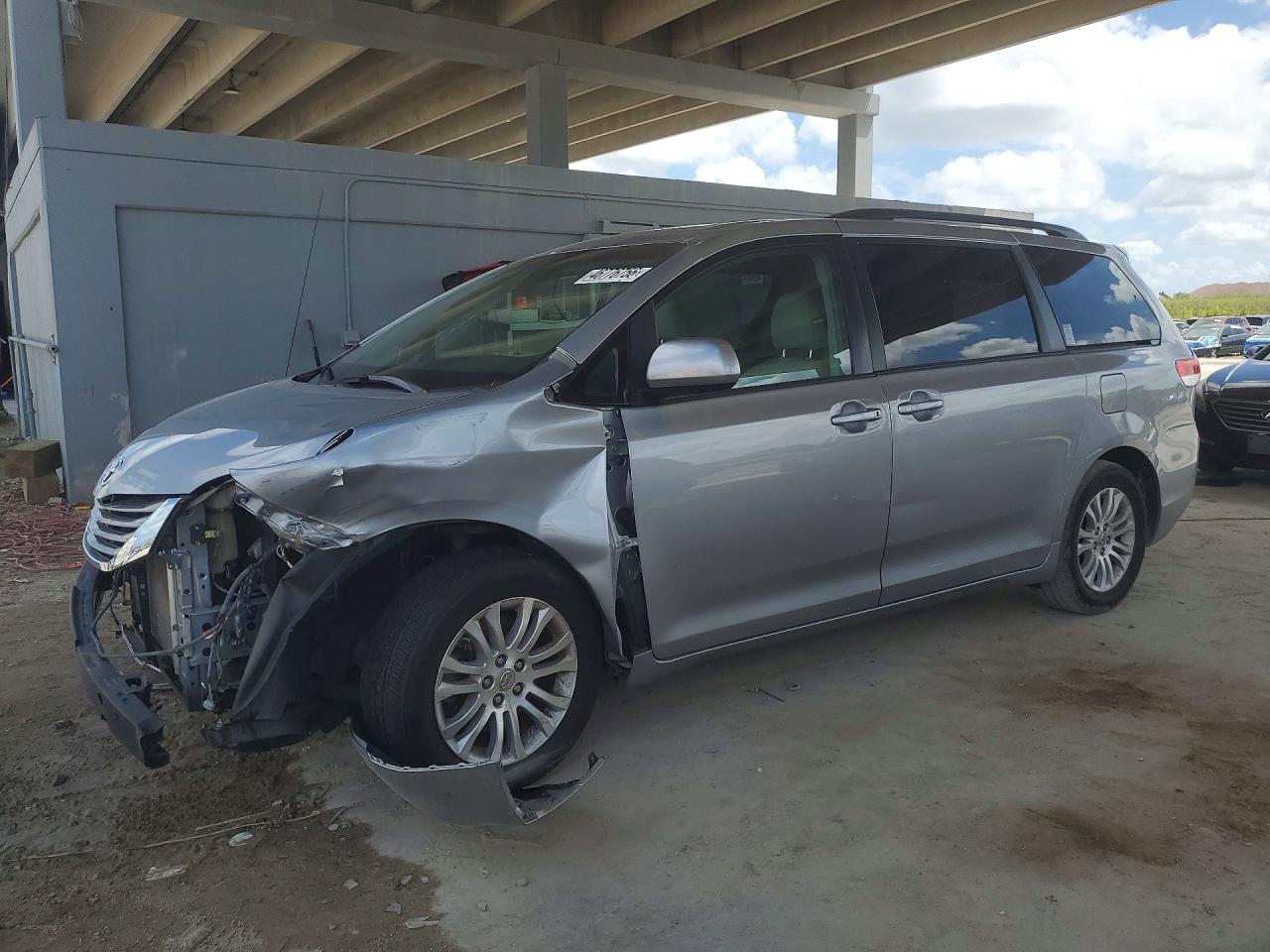 Salvage Toyota Sienna Image