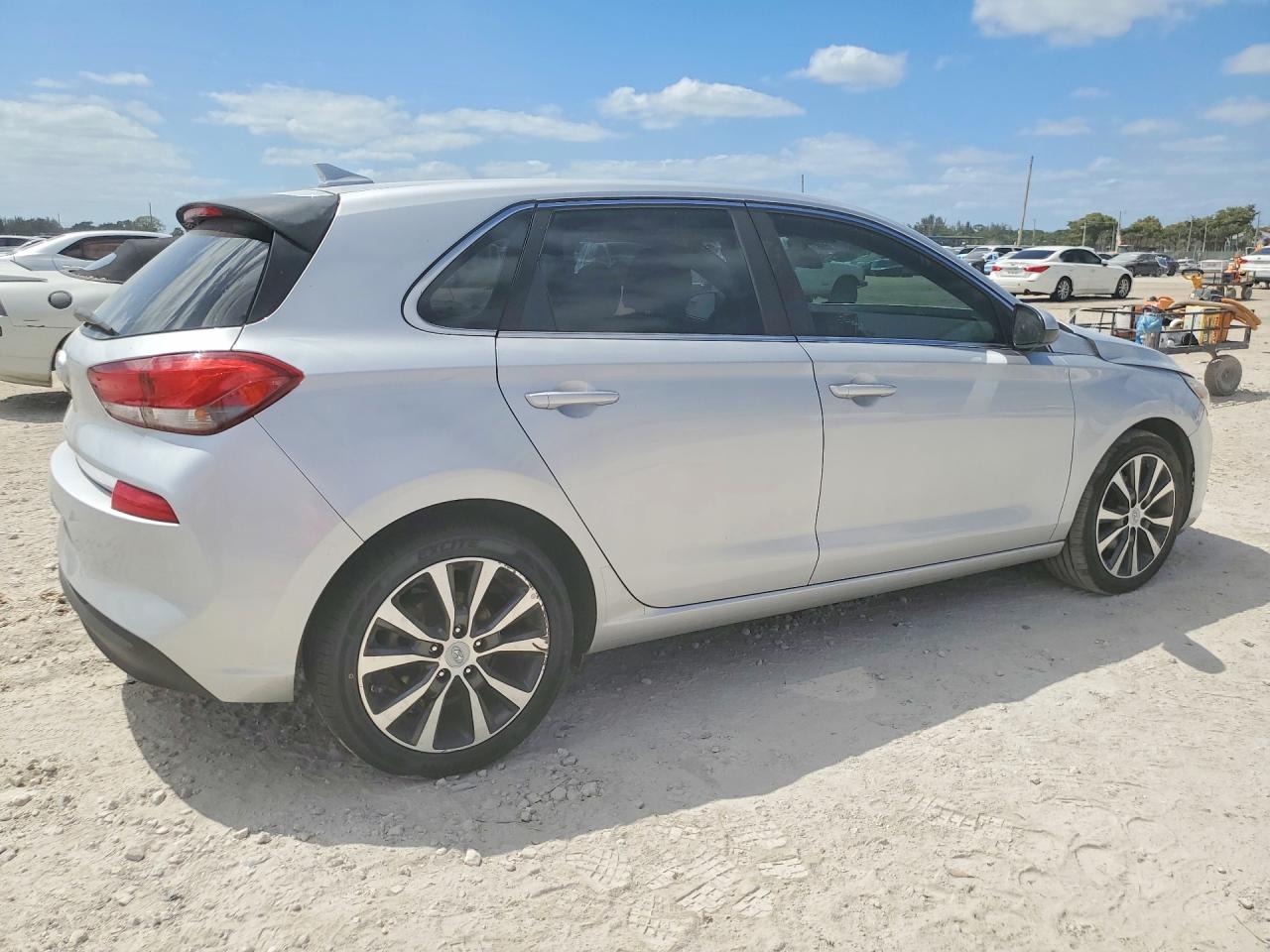 Hyundai ELANTRA Base