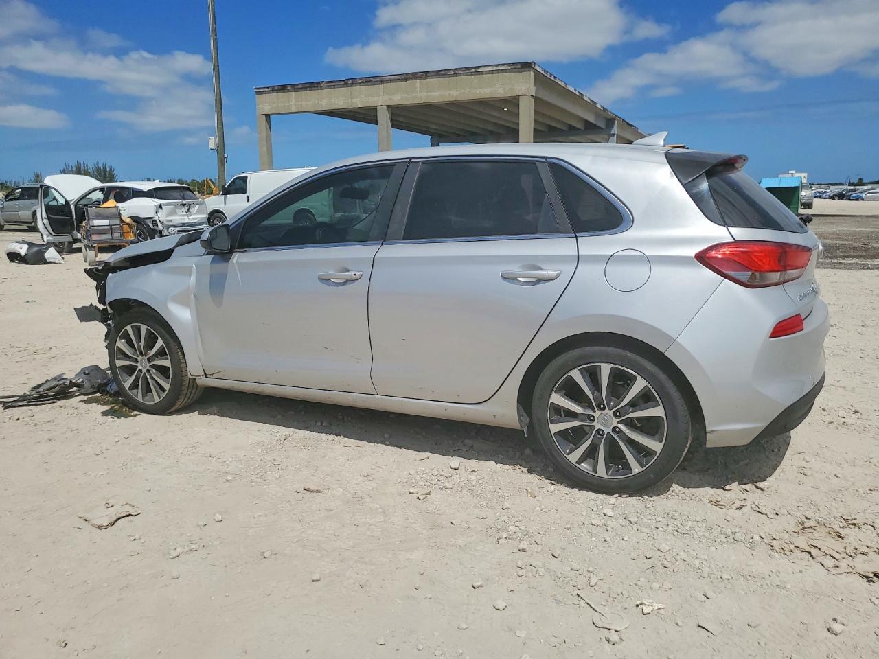 Hyundai ELANTRA Base