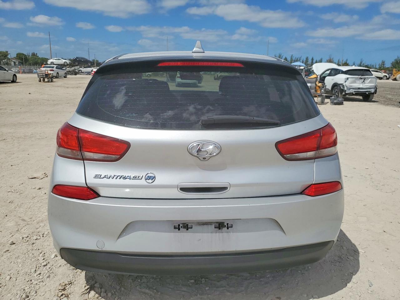 Hyundai ELANTRA Base