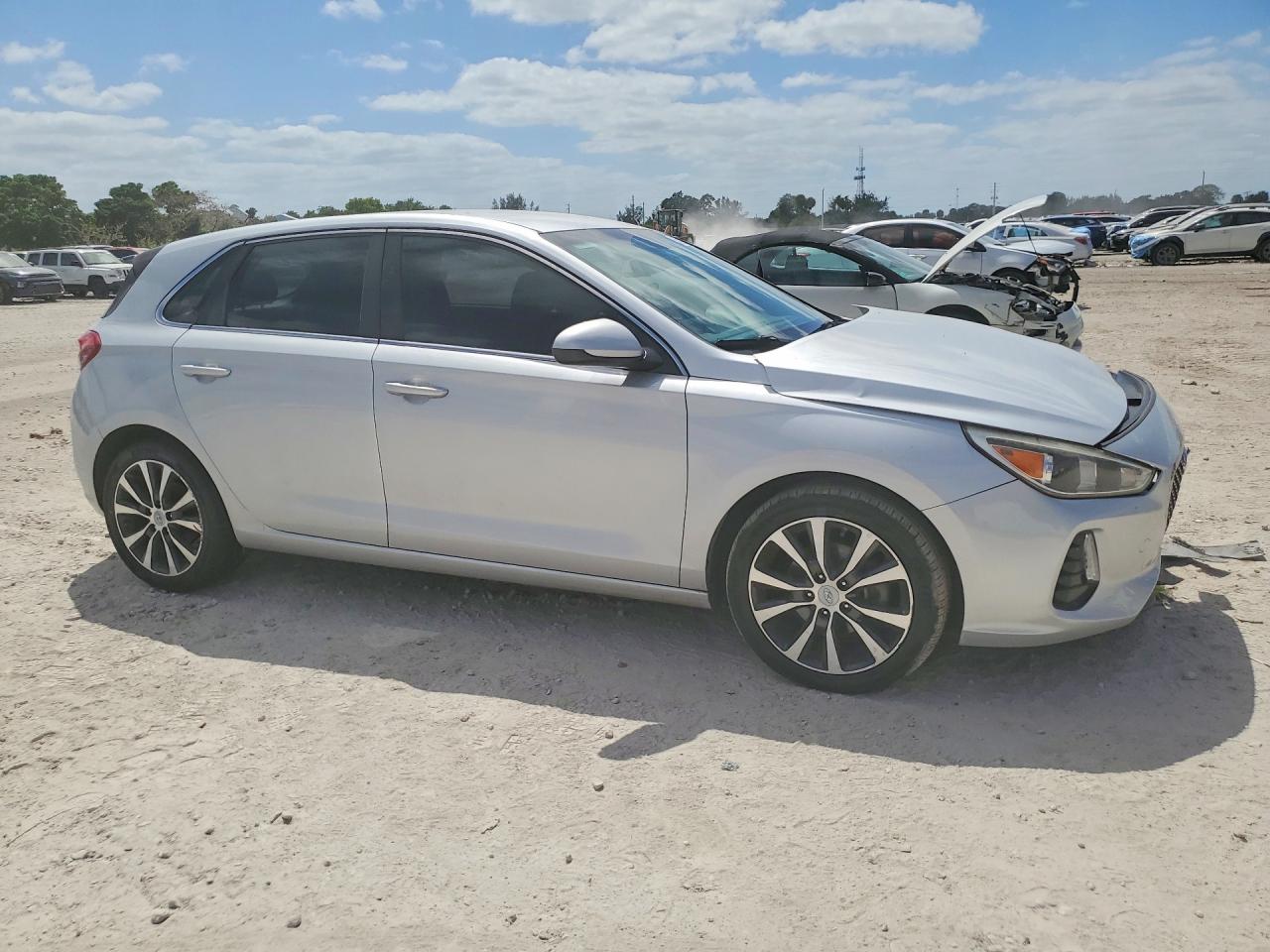 Hyundai ELANTRA Base