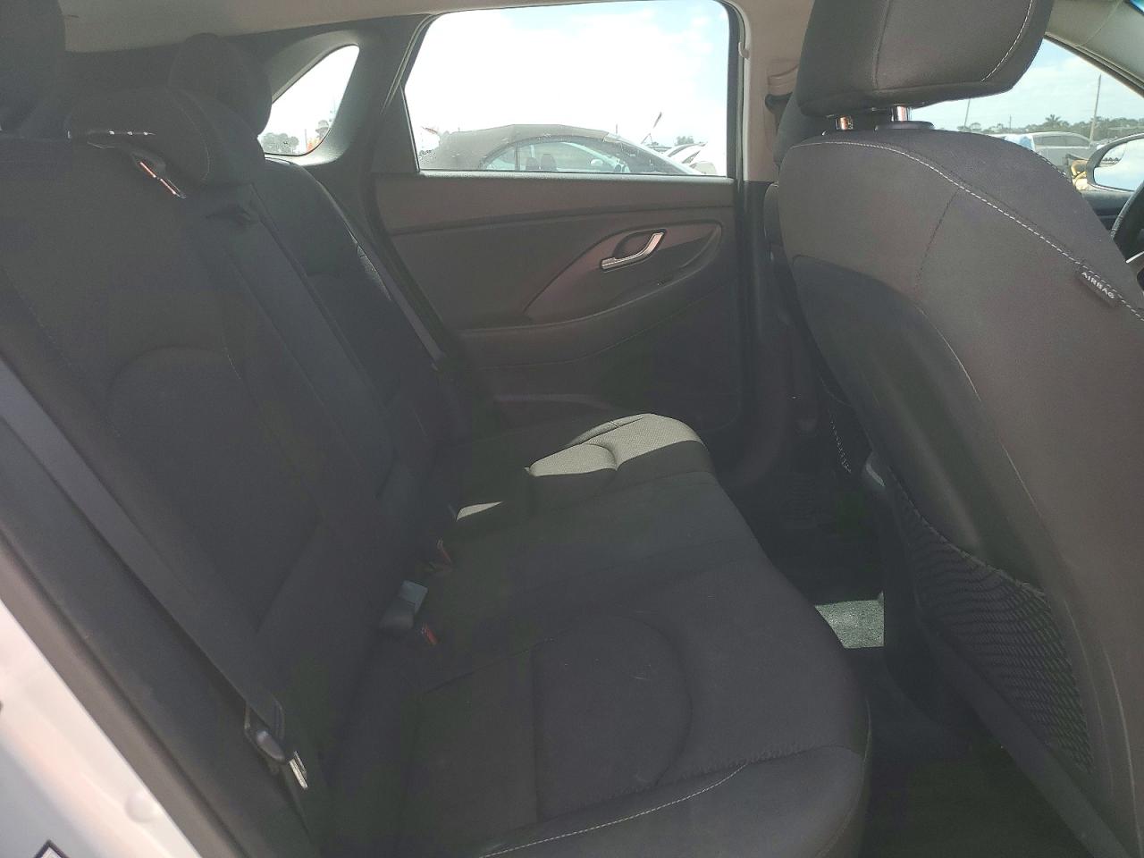 Hyundai ELANTRA Base