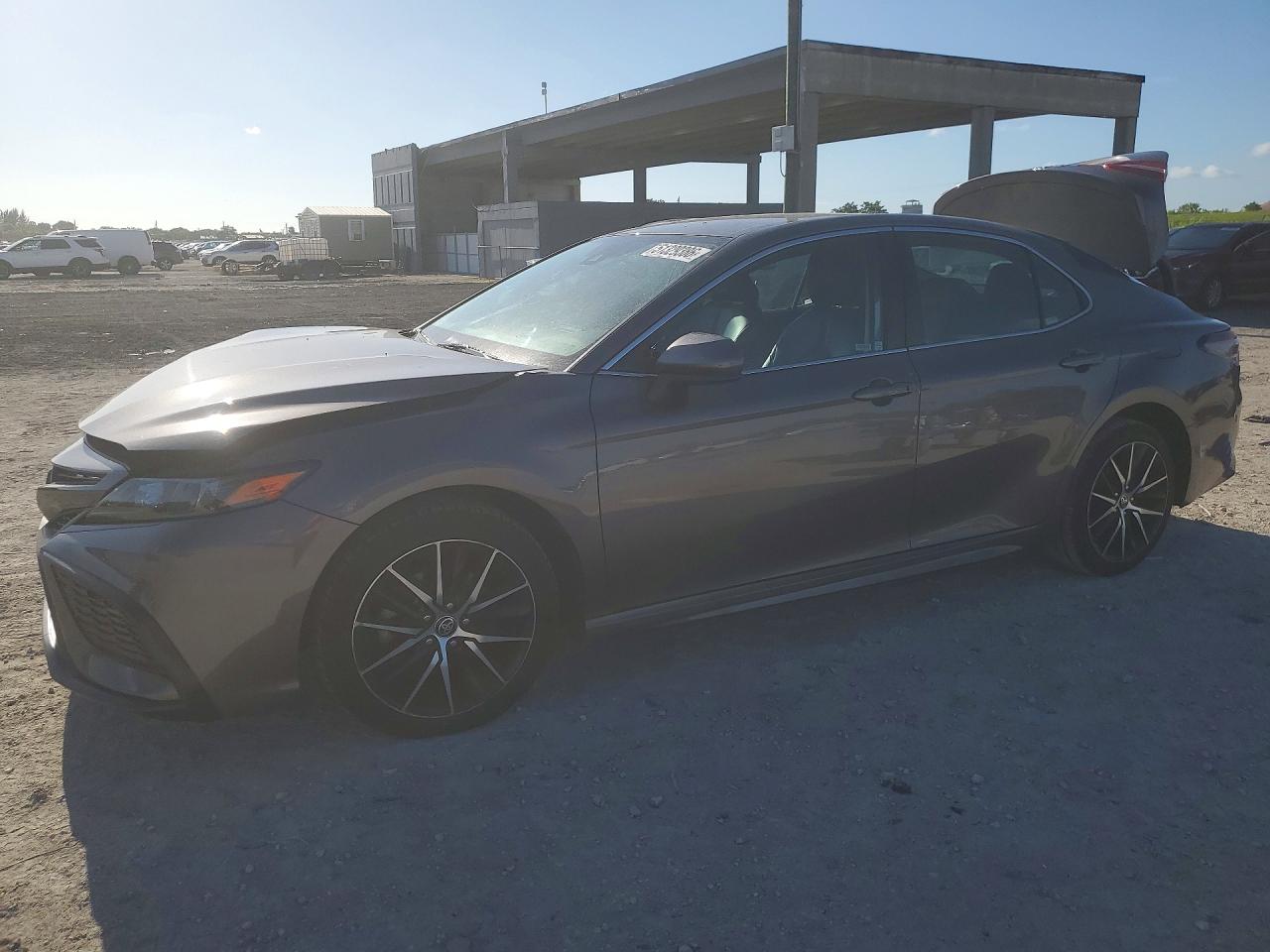 Salvage Toyota Camry Image