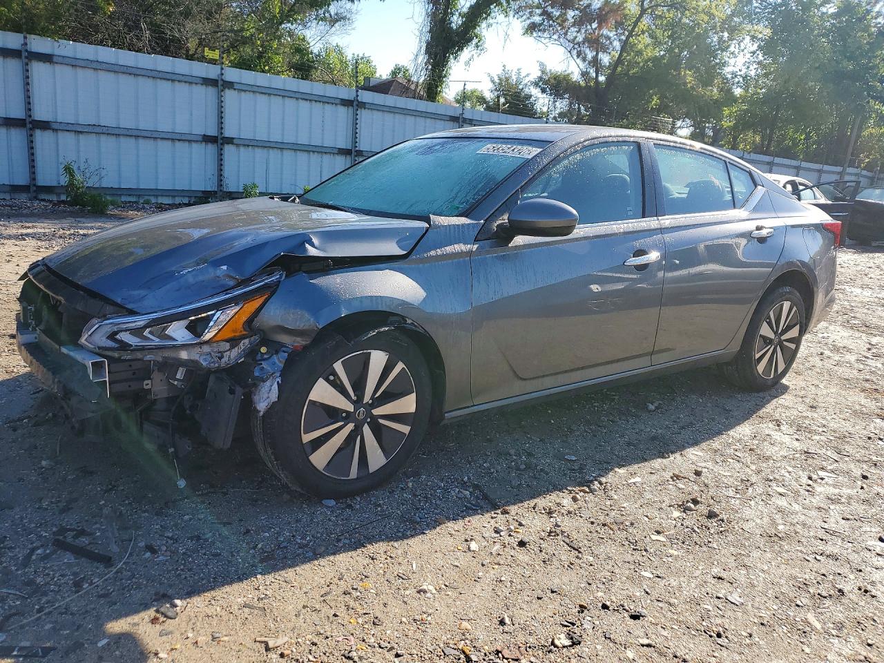 Salvage Nissan Altima Image