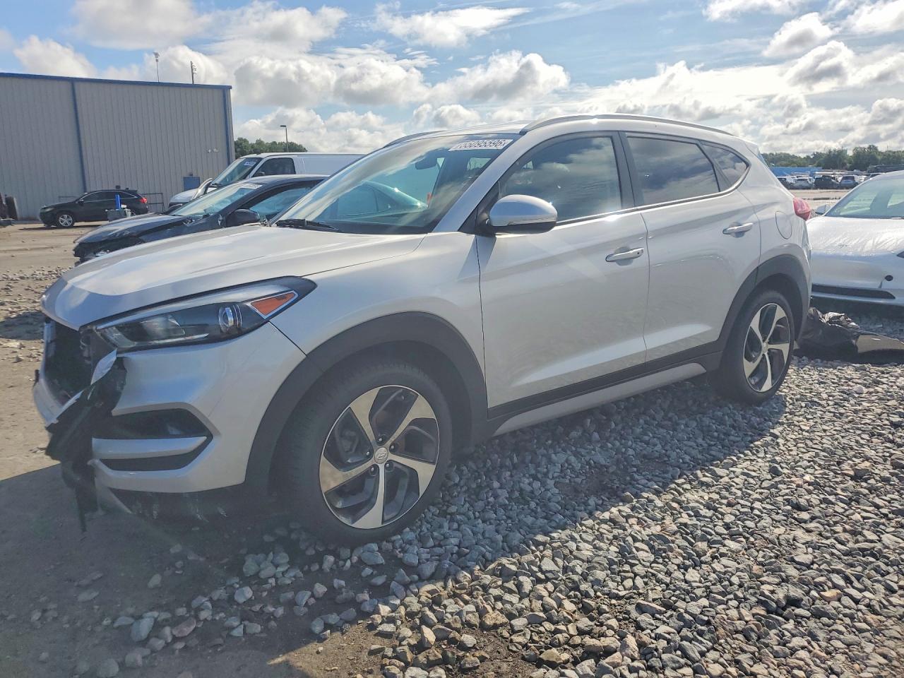 Salvage Hyundai TUCSON Image