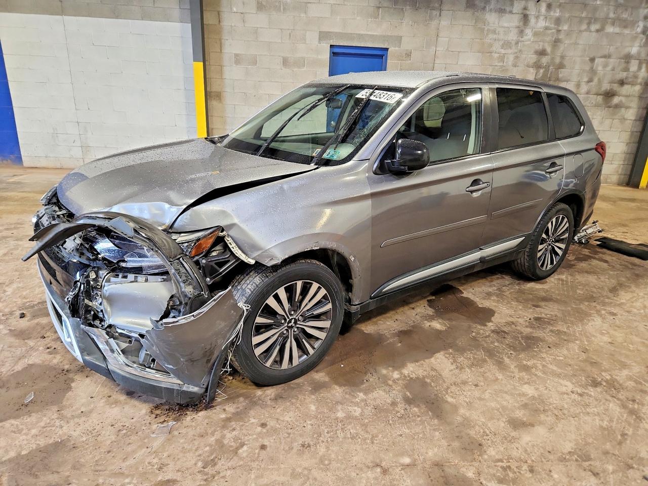 Salvage Mitsubishi Outlander Image