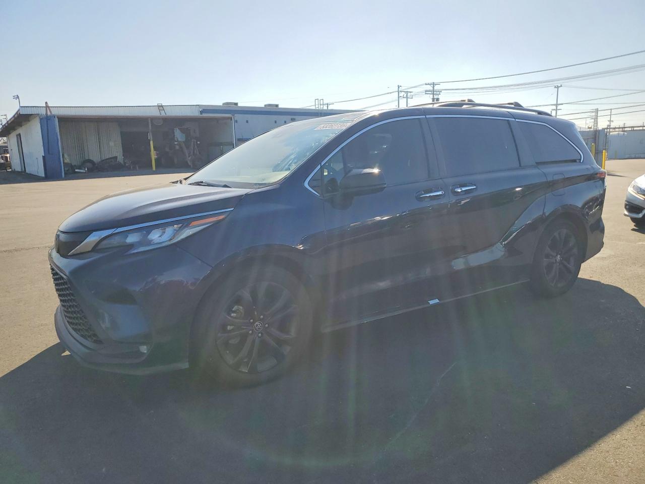 Salvage Toyota Sienna Image