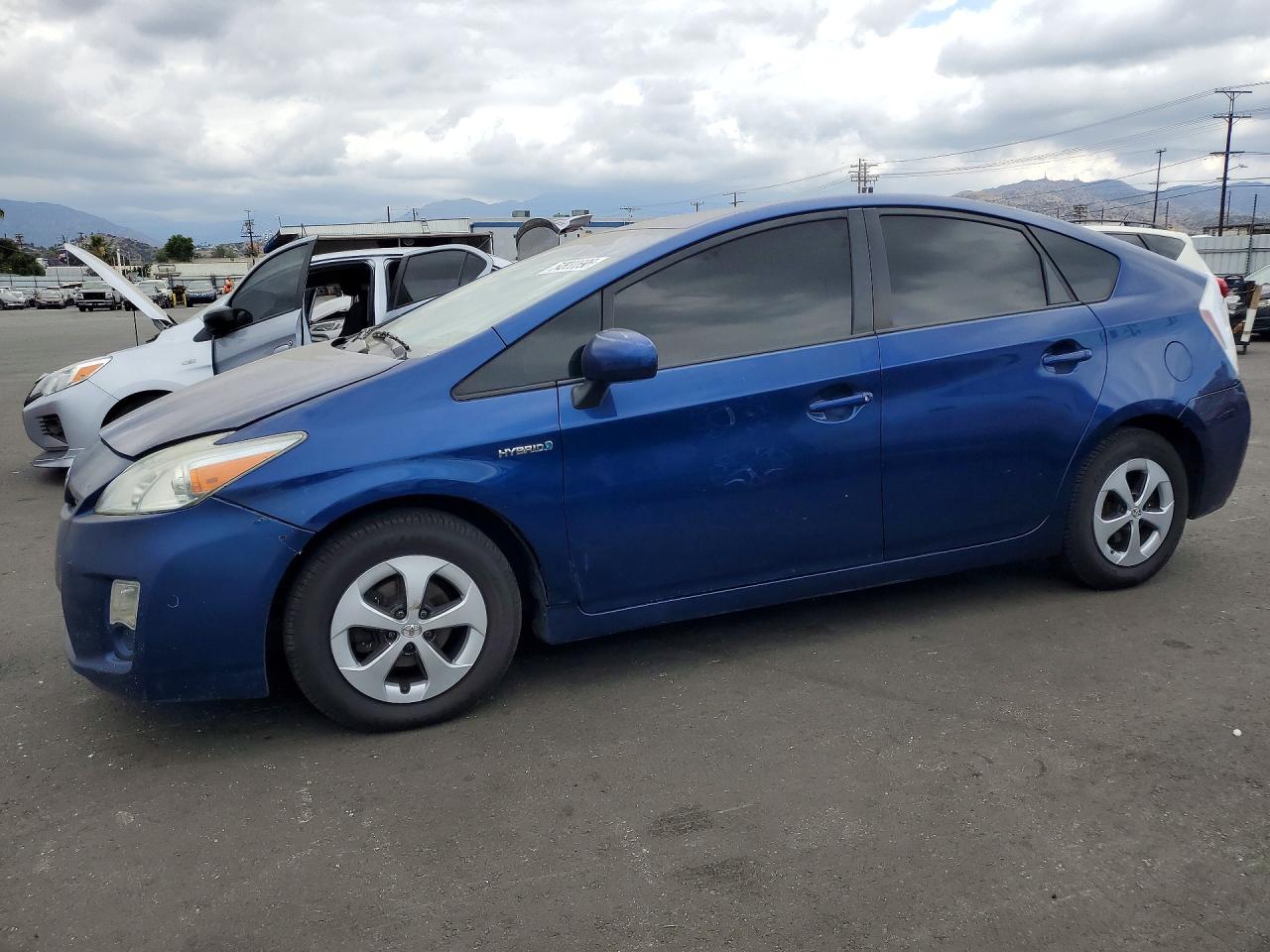 Salvage Toyota Prius Image