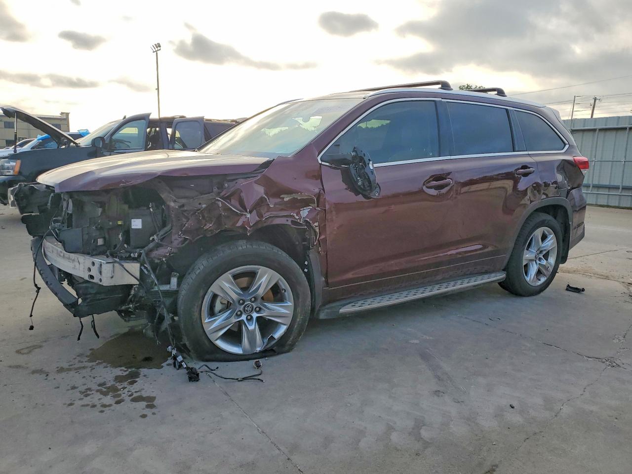 Salvage Toyota Highlander Image