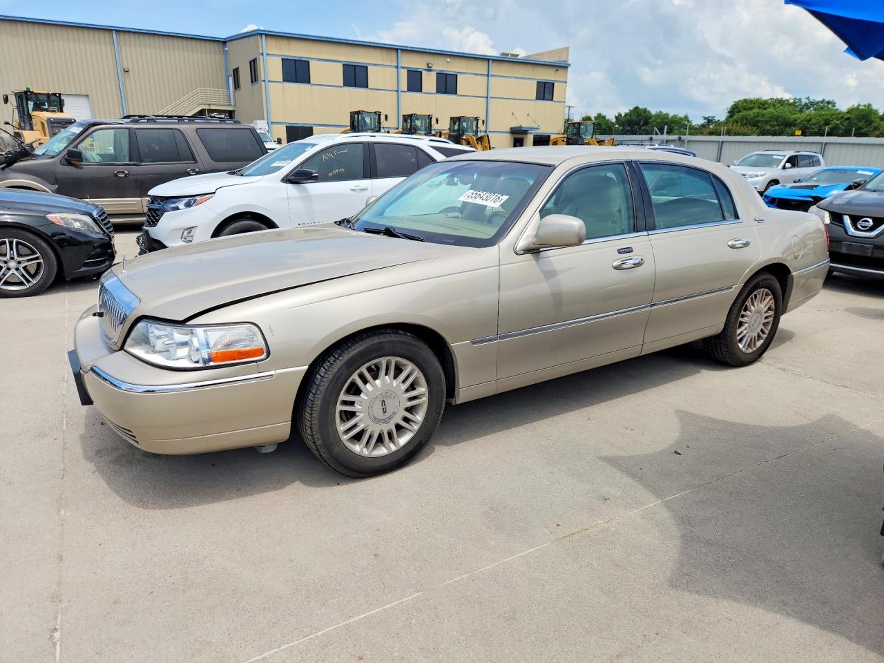 Salvage Lincoln Towncar Image