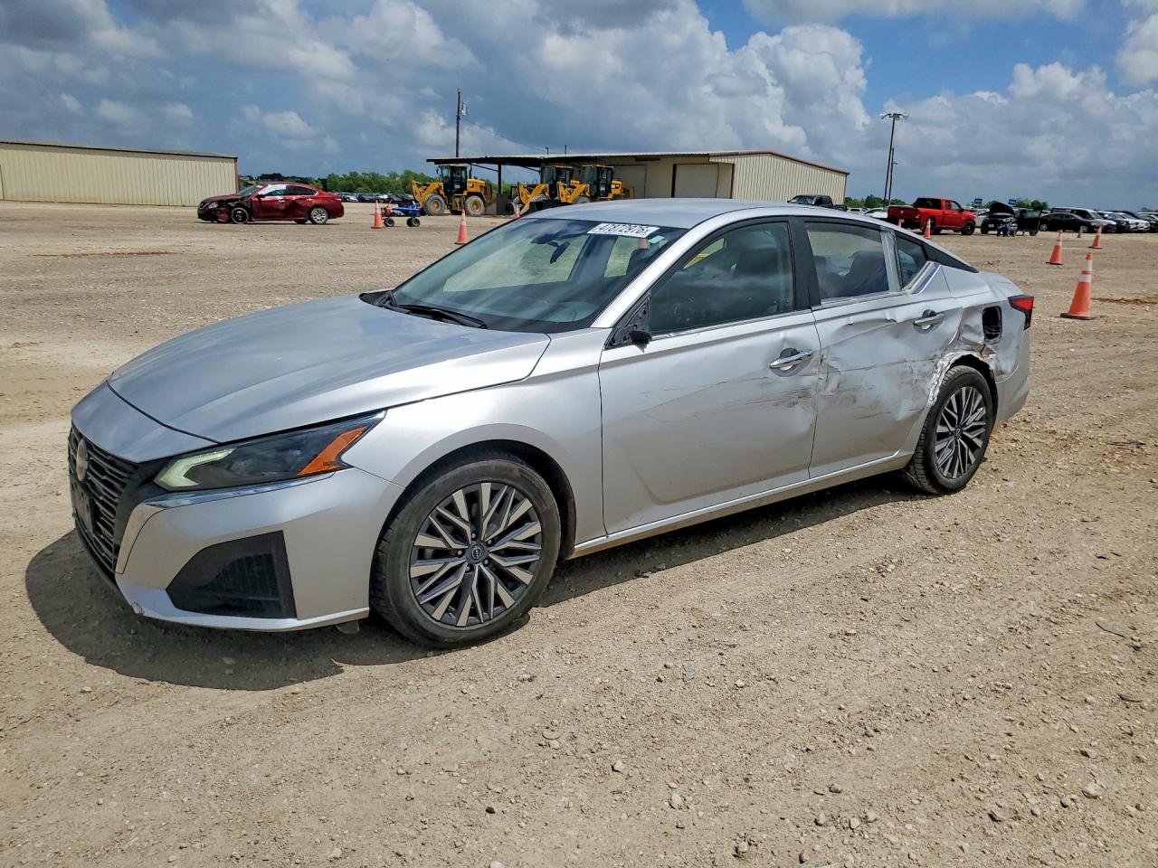 Salvage Nissan Altima Image