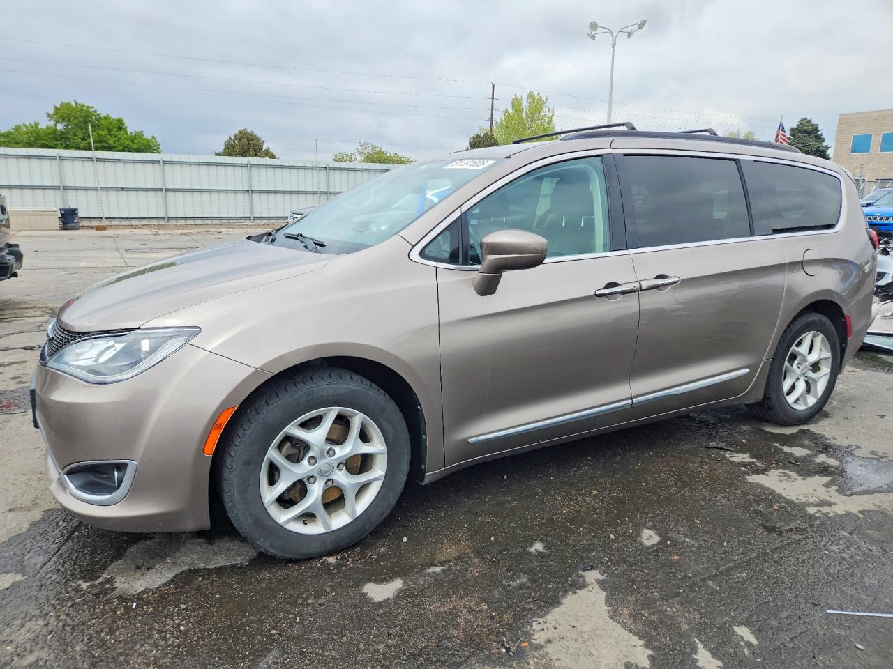 Salvage Chrysler Pacifica Image
