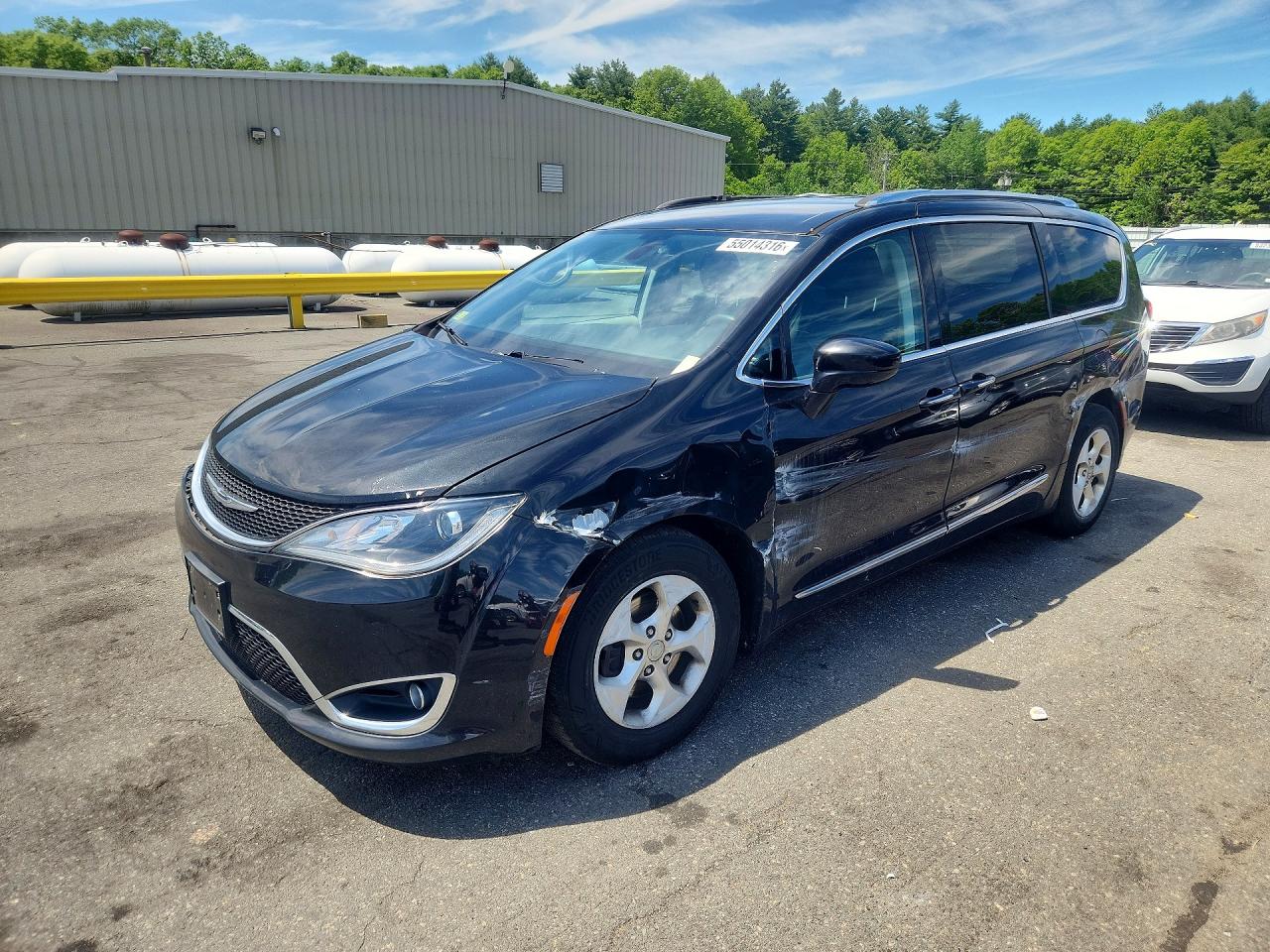 Salvage Chrysler Pacifica Image