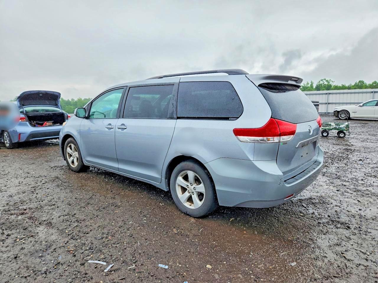 Toyota Sienna Le