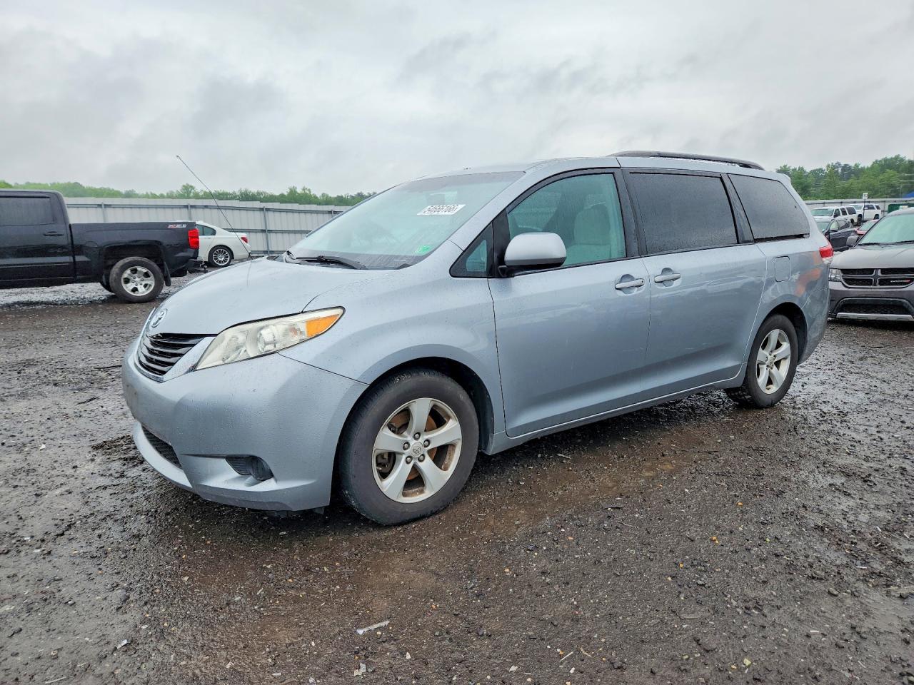Salvage Toyota Sienna Image
