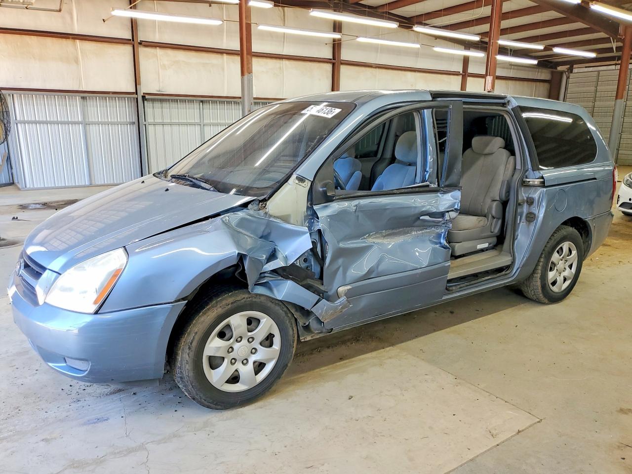 Salvage Kia Sedona Image