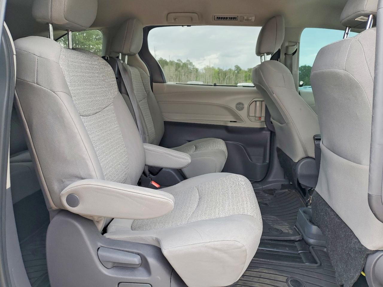 Toyota Sienna Le 8-passenger