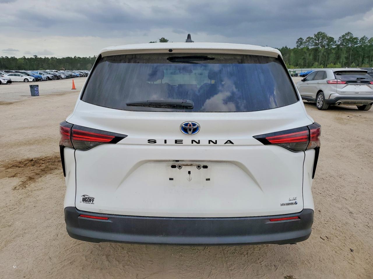 Toyota Sienna Le 8-passenger
