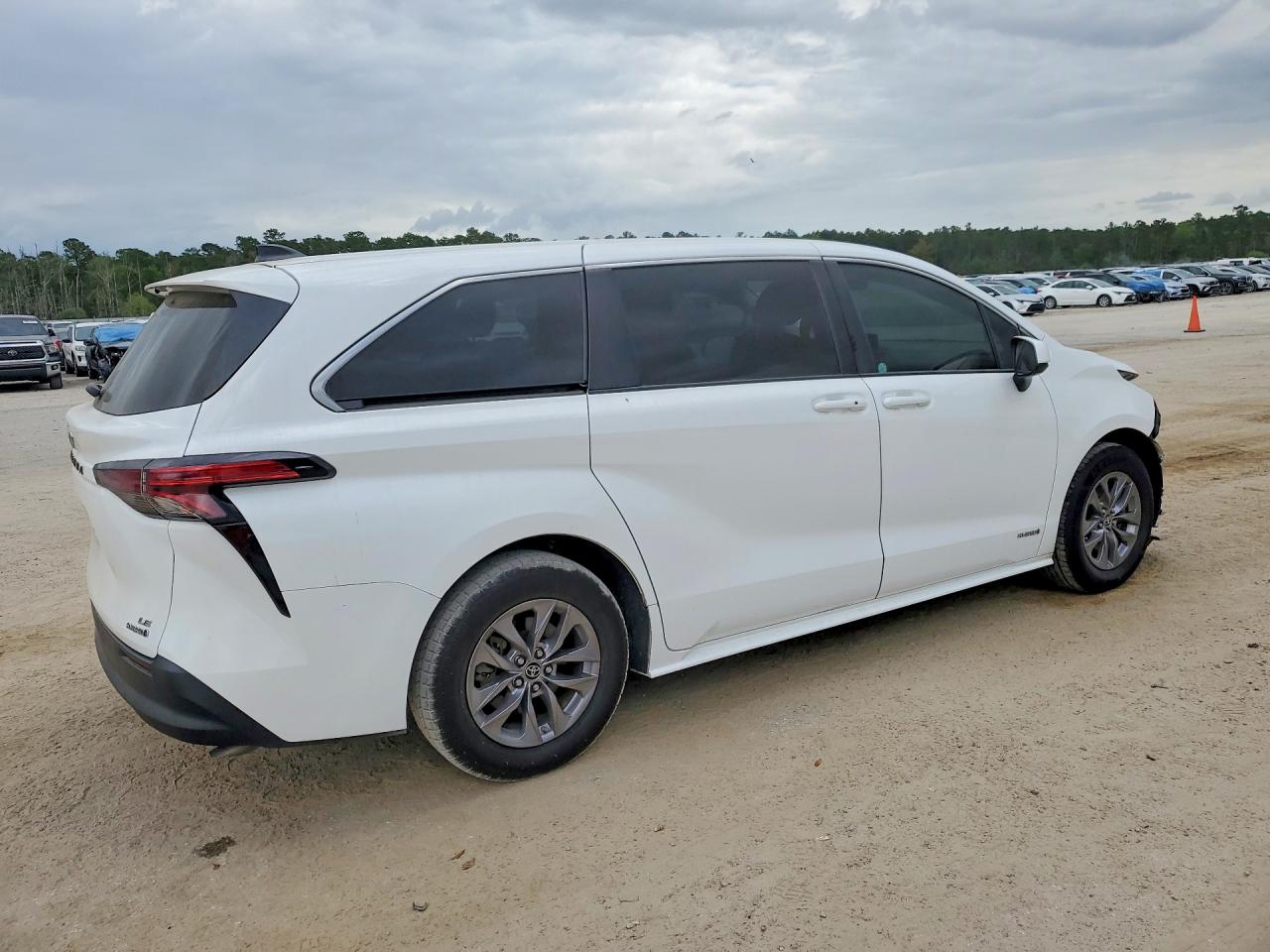 Toyota Sienna Le 8-passenger